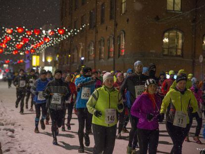 Corredores de la Night Polar Half Marathon 2016 en Tromso (Noruega). 