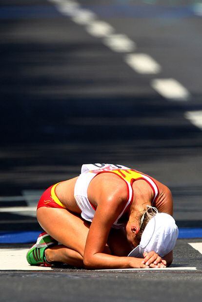 María Vasco, agotada, tras cruzar la meta.