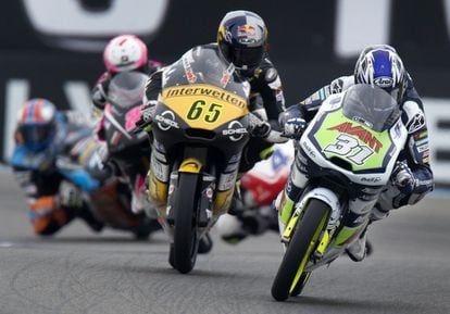 Niklas Ajo, piloto de Moto3, toma una curva en Assen seguido de varios corredores en los entrenamientos oficiales del Gran Premio de Holanda.