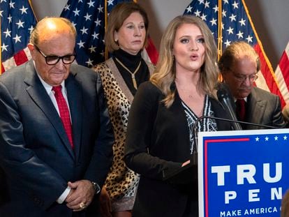 Miembros del equipo legal de Donald Trump, entre ellos Jenna Ellis, en noviembre de 2020, en Washington.