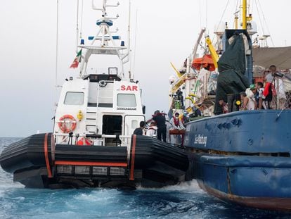 Un total de 424 migrantes llegaron el 3 de agosto a la pequeña isla italiana de Lampedusa, mientras que otros 812 se encuentran desde hace varios días a bordo de los barcos de las ONG SOS Méditerranée y Sea Watch.
