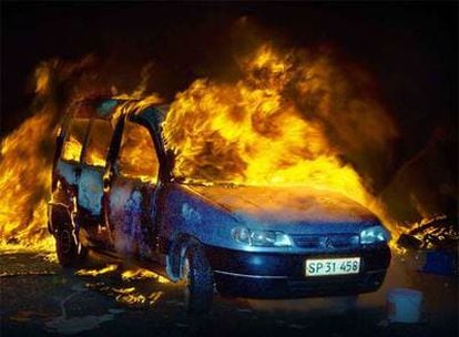 Un vehículo arde en una barricada en el centro de la capital de Dinamarca.
