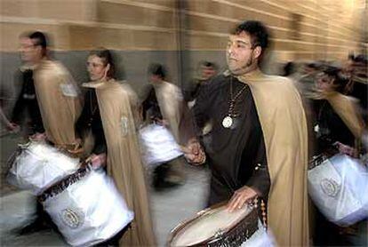 Miembros de la Cofradía de Nuestro Señor de la Oración en el Huerto, durante su recorrido por el centro de la capital.