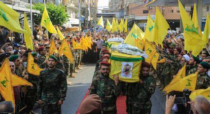 Funeral por miembros de Hezbolá muertos en un ataque israelí en Siria, el lunes en Beirut.