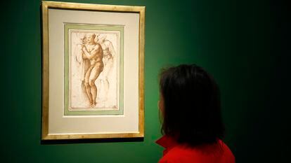 Una mujer contempla el dibujo subastado de Miguel Ángel en la casa Christie's de París, el lunes 16 de mayo.