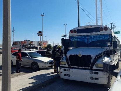Elementos de policía junto al autobús que transporta a los migrantes secuestrados en el estado mexicano de Tamaulipas, en el municipio de Río Bravo, el 3 de enero de 2024.