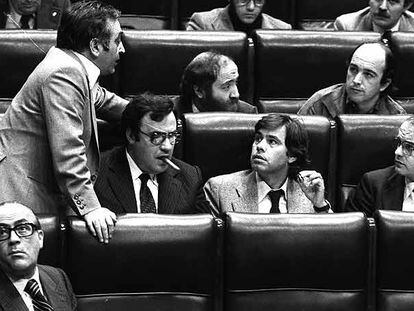 Nicolás Redondo, de pie entre los escaños socialistas del Congreso, en 1979. Abajo, Leopoldo Calvo-Sotelo. En la segunda fila, Gregorio Peces-Barba y Felipe González. Arriba, Ciriaco de Vicente y Joaquín Almunia.