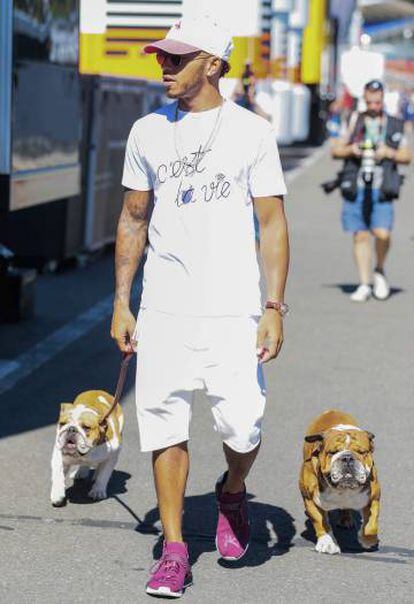 Hamilton pasea a sus perros, en Spa.