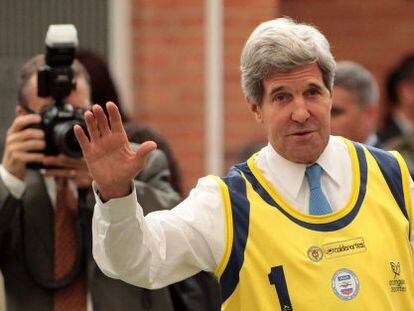 John Kerry, saluda durante su visita a soldados colombianos.