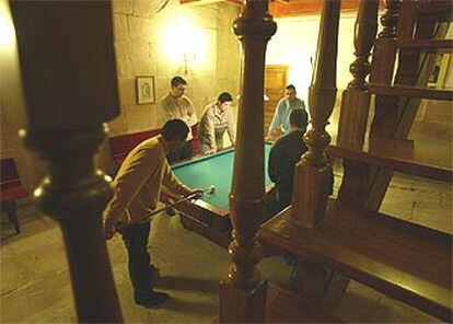 Un grupo de seminaristas juega al billar durante su tiempo libre.