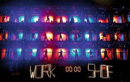 Miembros del público bailan dentro de una pared compuesta de 43 cubos que cuentan con pantallas individuales.