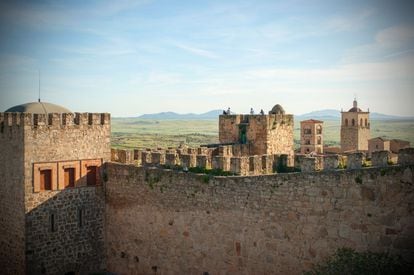 El prestigioso ranking 'Best in Europe' de Lonely Planet ha incluido la región de Extremadura en su top 10 de este año gracias a joyas medievales como Trujillo (en la foto, vistas desde su castillo) y Cáceres, que cuentan con nuevos alojamientos instalados en antiguos palacios y fortalezas restaurados.