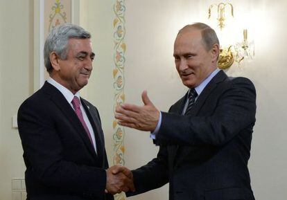  Vlad&iacute;mir Putin con el presidente armenio, Serzh Sargsyan, en Mosc&uacute; el lunes. 