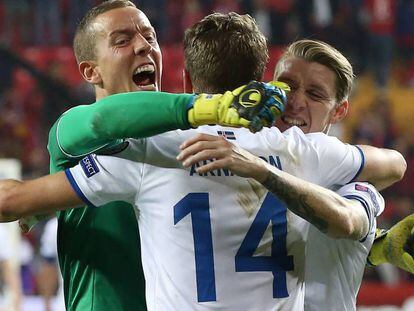 Los jugadores islandeses celebran su victoria ante Turqu&iacute;a.