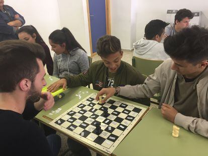Alumnos y un profesor del IES Manuel Alcántara, de Málaga, donde se desarrolla un programa de ajedrez estratégico para el éxito escolar, en horario lectivo