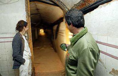 Un guía alumbra con una linterna el interior del túnel central del fortín de mando republicano bajo el parque de El Capricho.