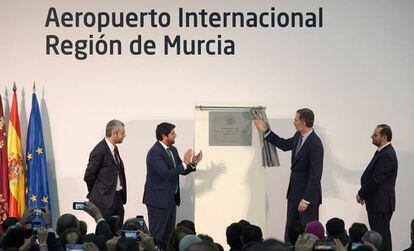 El rey Felipe VI, en el centro, junto con el presidente de Murcia, Fernando López (segundo por la izquierda), y el ministro de Fomento, José Luis Ábalos (a la derecha).