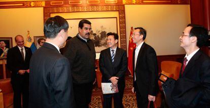 El presidente Maduro y un grupo de empresarios chinos, el año pasado en Pekín.