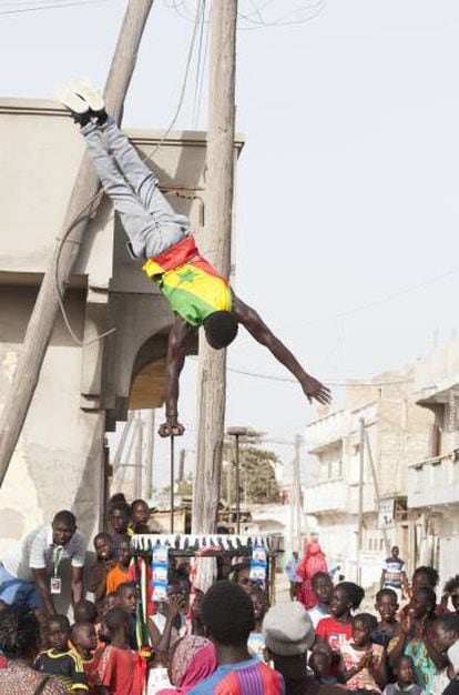 La escuela de circo de Dakar, SenCirk, estuvo representada por Junior, quien subido a un carrito de venta ambulante de café sorprendió a los pasantes con sus acrobacias en Diaminar.