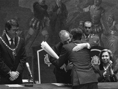 El Rey Juan Carlos abraza a Adolfo Su&aacute;rez, durante la entrega del premio Alfonso X el Sabio en el teatro Rojas de Toledo.