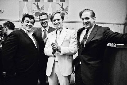 Tom Wolfe durante la fiesta de presentación de 'New York Magazine' en noviembre de 1967 con (de izquierda a derecha) el periodista Jimmy Breslin, el redactor jefe George Hirsch y el fundador Clay Felker