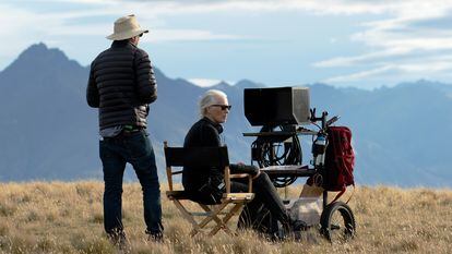 Jane Campion, junto con el productor asociado Phil Jones, durante el rodaje de 'El poder del perro'.