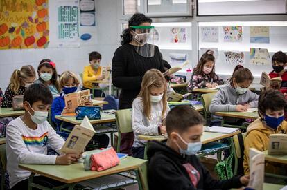 Alumnos en una clase de primaria, en Valencia.