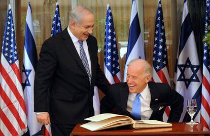 Benjamin Netanyahu bromea con el vicepresidente Biden, después de que este firmara en el cuaderno de visitas de la residencia del primer ministro.