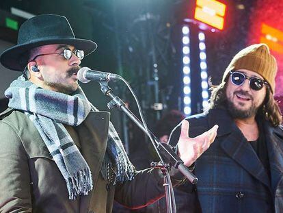 Luis Fonsi y Antonio Orozco camuflados para su concierto sorpresa celebrado este lunes en una plaza de Madrid. 