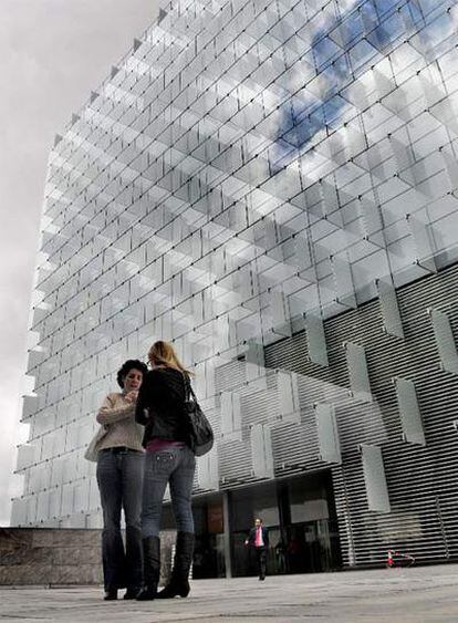 Dos mujeres conversan ante la sede de Telefónica en Las Tablas (Madrid).