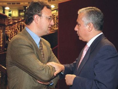 Jesús Caldera y Javier Arenas, en el Congreso en 2001.
