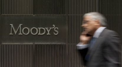 Un hombre pasa frente a la sede de Moody's en Nueva York