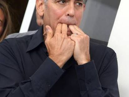 George Clooney silba en el posado ante los fot&oacute;grafos en Venecia.