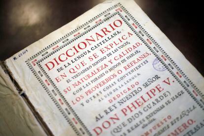 Portada del 'Primer tomo (1726) del Diccionario de autoridades' de la Real Academia de la Lengua, el primer diccionario confeccionado por la RAE.