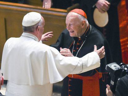 El papa Francisco (de espaldas) saluda al cardenal y arzobispo emérito Theodore McCarrick, en septiembre de 2015 en Washington.