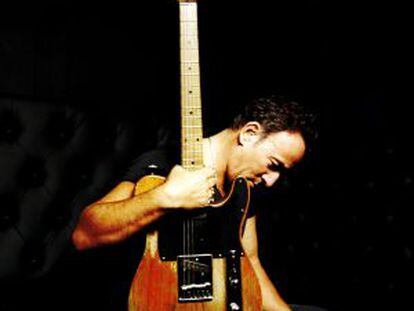 Bruce Springsteen con su característica guitarra Fender Telecaster.