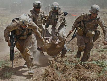 Soldados estadounidenses evacuan a un compañero herido en Marjah, provincia de Helmand, el 21 de agosto de 2010.