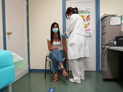 La vicealcaldesa de Madrid, Begoña Villacís, recibe la primera vacuna de Pfizer, este viernes.