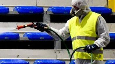 Un operador de los Servicios de Nápoles sanea la instalación deportiva de Palabarbuto. En vídeo, el presidente de la UEFA mantiene que se celebrará la Eurocopa 2020.