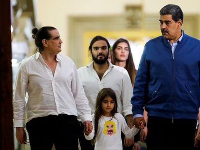 Alex Saab junto a su familia y Nicolás Maduro, presidente de Venezuela, este miércoles en el Palacio de Miraflores.