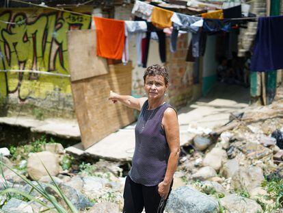 Luz Daza, vecina del barrio El Pesebre en Medellín (Colombia), señala las ruinas de su casa.