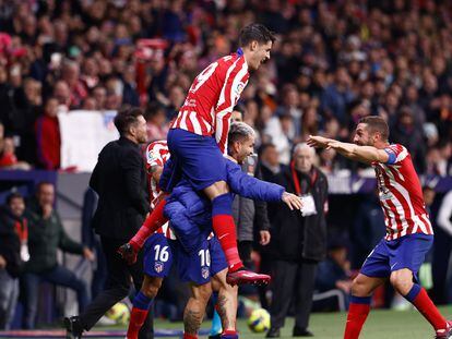 Ángel Correa celebra desde el banquillo el primer gol del partido.