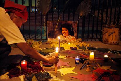 Una mujer pone una vela en recuerdo de la ambientalista hondureña Berta Cáceres, en septiembre de 2018 en Tegucigalpa.