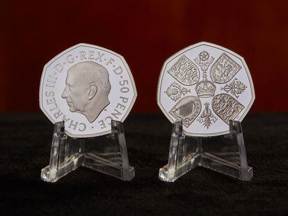 Nuevas monedas que incorporan el retrato de Carlos III tras proclamarse como monarca.