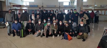 Grupo de turistas españoles varados en el aeropuerto de Agadir, este martes 30 de noviembre.