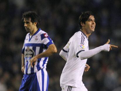 Kaká celebra su gol con Valerón de fondo.