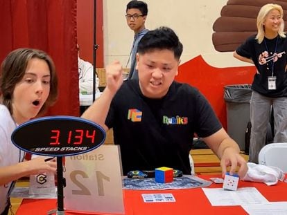 El momento en el que Max Park, un joven de 21 años con autismo, rompe el récord mundial del cubo de Rubik.