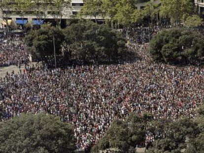 Decenas de miles de personas llenan, emocionadas, la plaza de Catalunya durante el minuto de silencio en protesta por el atentado de La Rambla