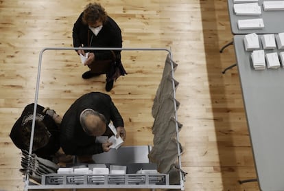 Ambiente electoral en el polideportivo Camp de Ferro, en Barcelona. El consejero de Acción Exterior, Relaciones Institucionales y Transparencia de la Generalitat, Bernat Solé, ha celebrado que el 100% de mesas electorales ya están constituidas a las 11.10.
