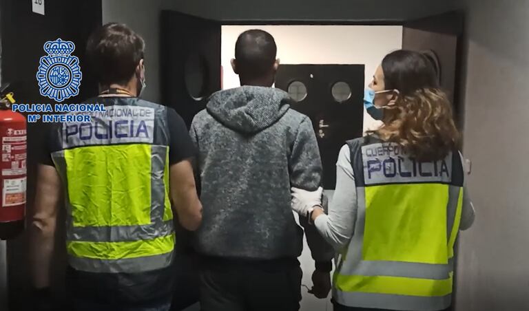 Captura de pantalla del vídeo difundido por la Policía de la detención de uno de los patrones de pateras en las que murieron tres personas.